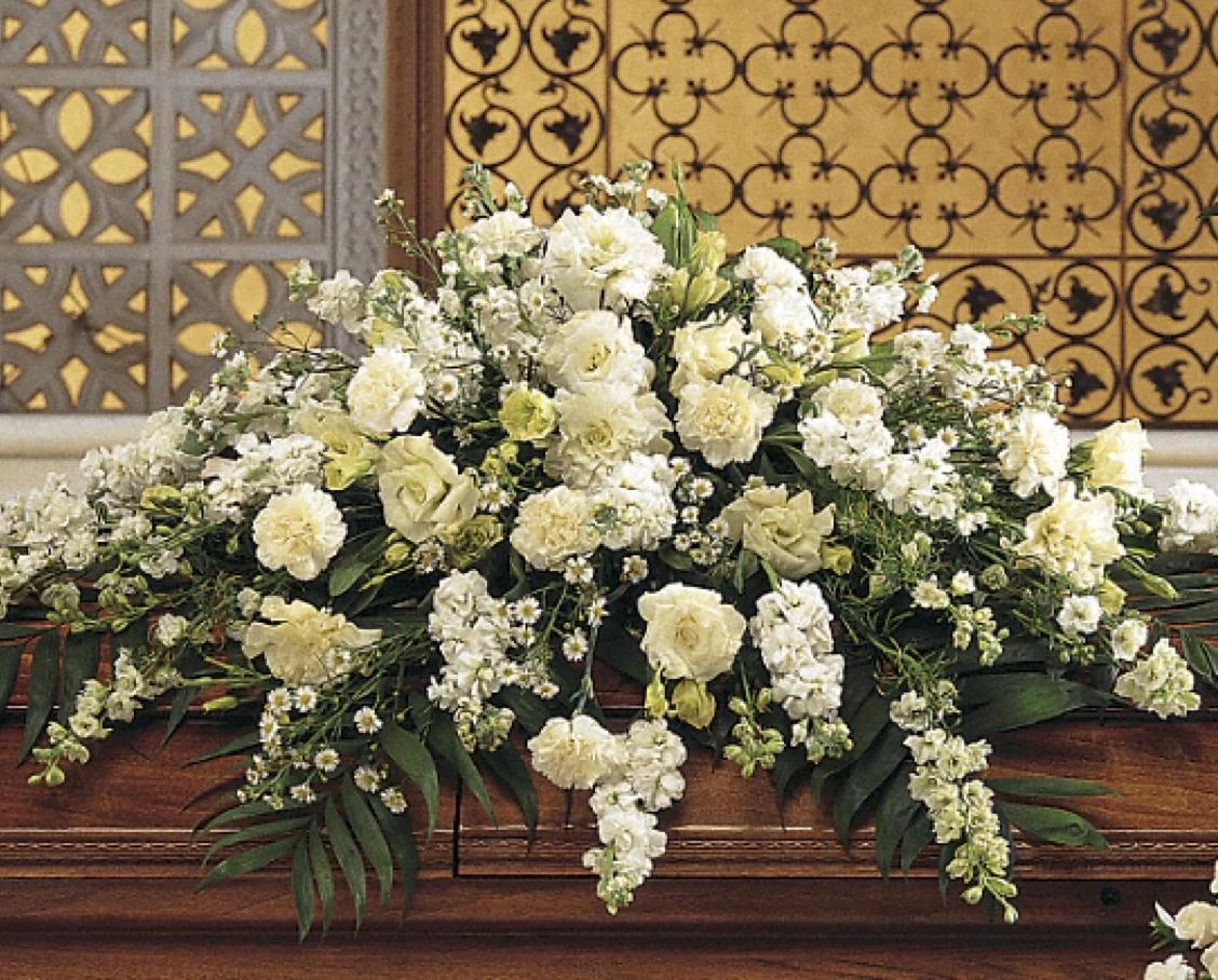 https://www.tiptonhurst.com/cdn/shop/files/funeral_whitecasketspray.jpg?v=1730401112&utm_source=chatgpt.com