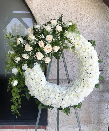 https://www.raflorist.com/images/itemVariation/v4_Wreath1-18012362857.jpg?utm_source=chatgpt.com